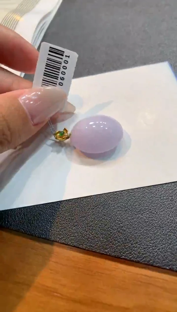 翡翠18K金镶嵌颈饰蛋面