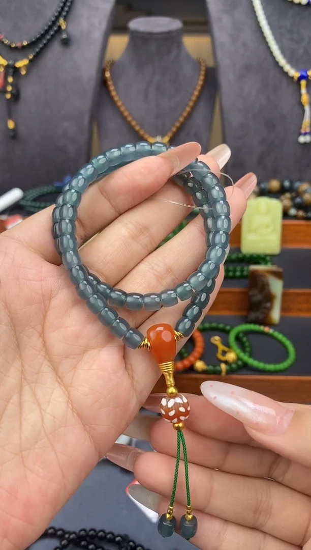 翡翠未镶嵌颈饰极致手持