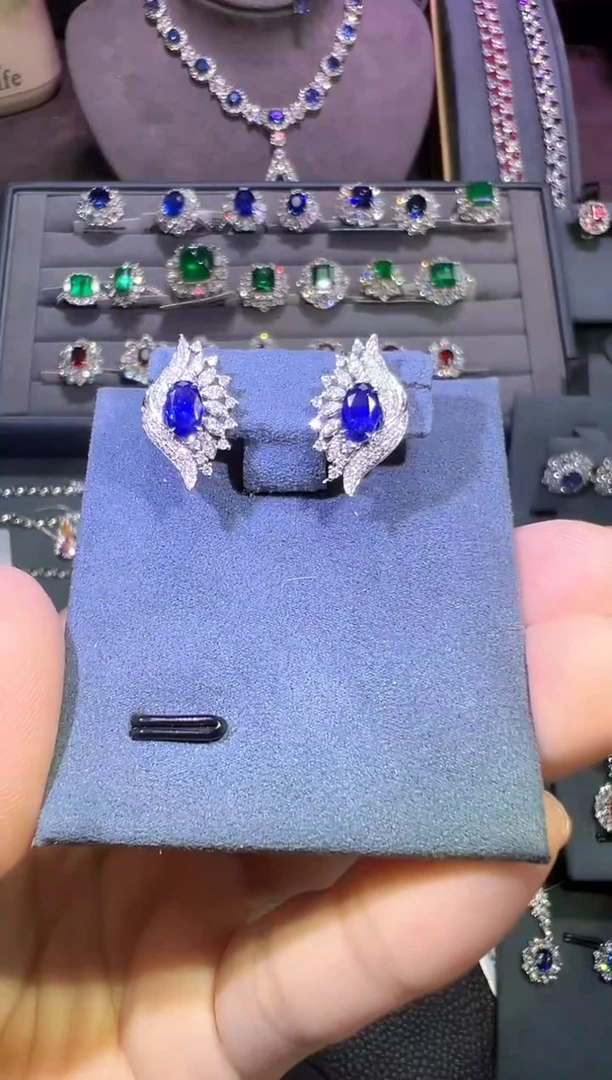 耳钉蓝宝石18K金镶嵌