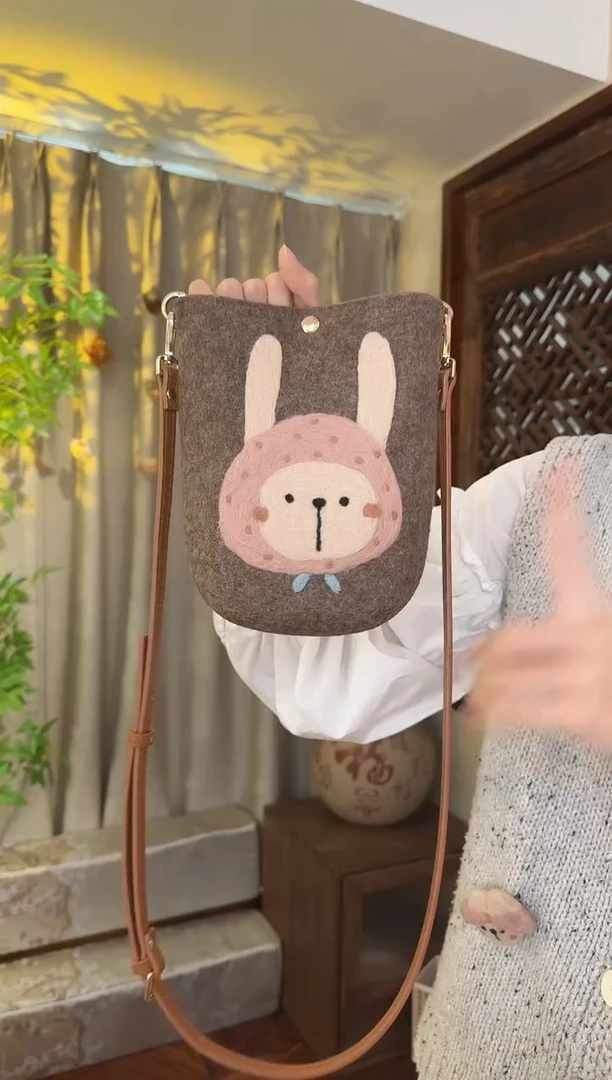 羊毛非遗纯手工包  手机包兔子