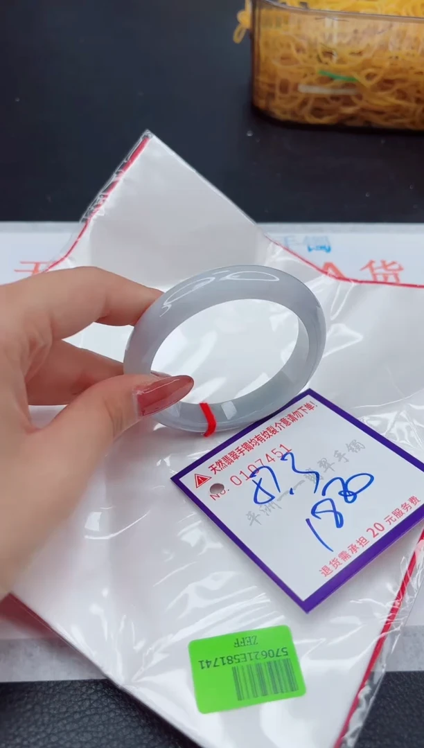 翡翠手镯未镶嵌1
