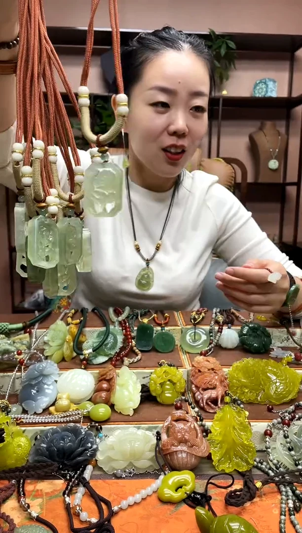 未镶嵌岫玉吊坠多样性发货发其中之一