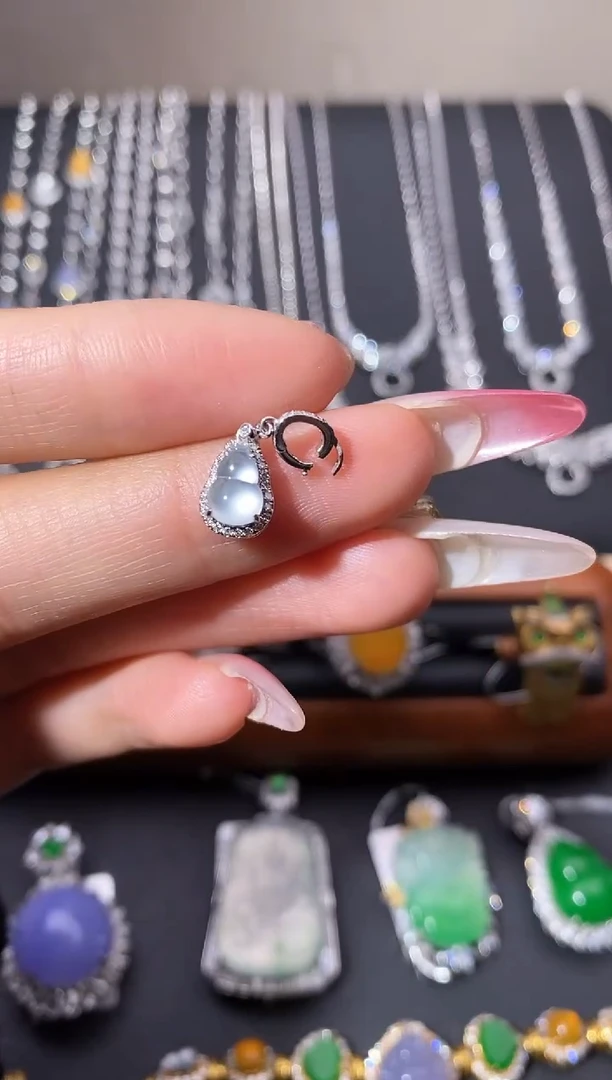 颈饰18K金镶嵌翡翠ꕥ****࿐吊坠