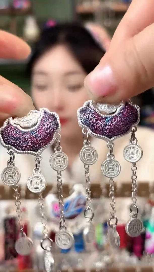 彩云南阁非遗老绣苗银饰品553