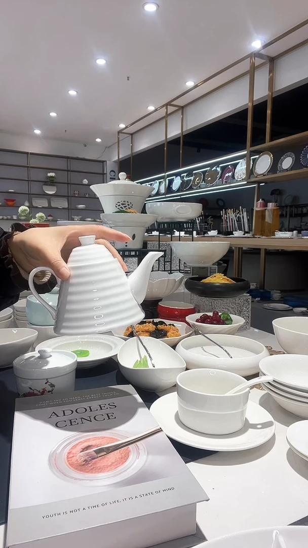 【闪购商品】陶瓷条纹壶