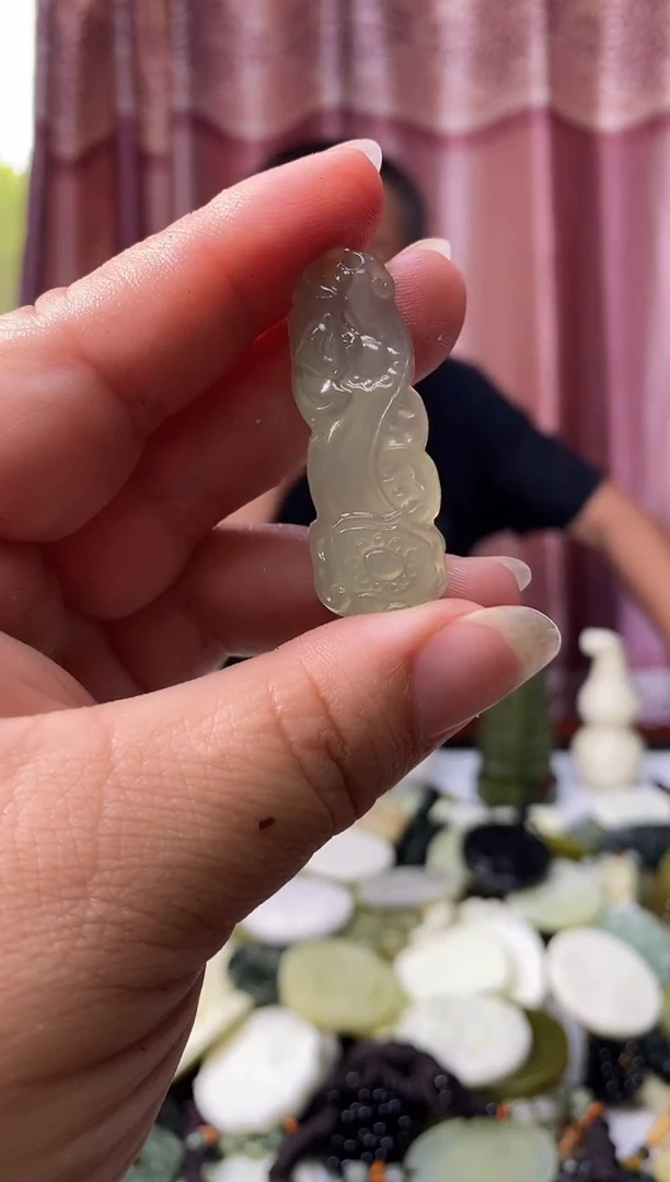 岫玉未镶嵌挂件