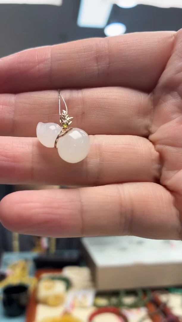 和田玉18K金镶嵌颈饰吊坠