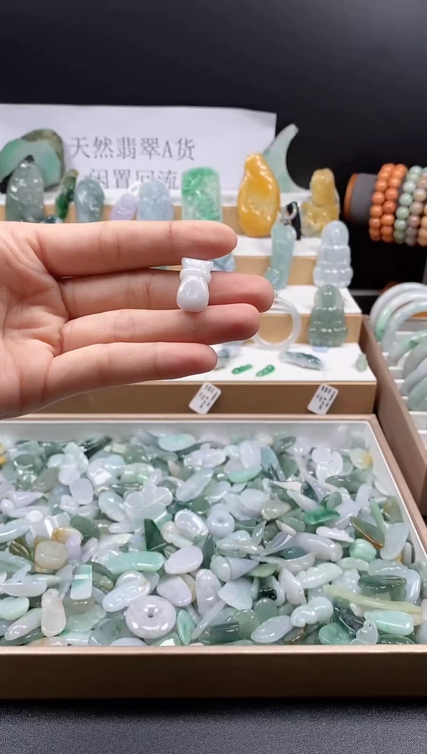 翡翠未镶嵌颈饰吊坠46