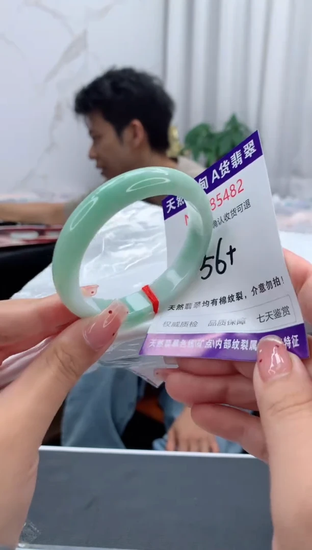 未镶嵌手镯翡翠有纹，完美者勿拍