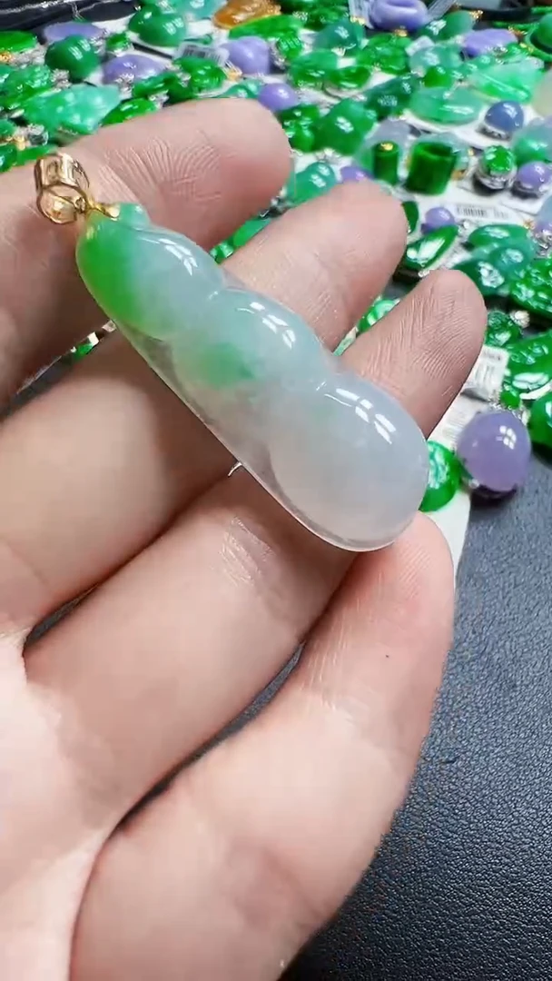 颈饰18K金镶嵌翡翠豆