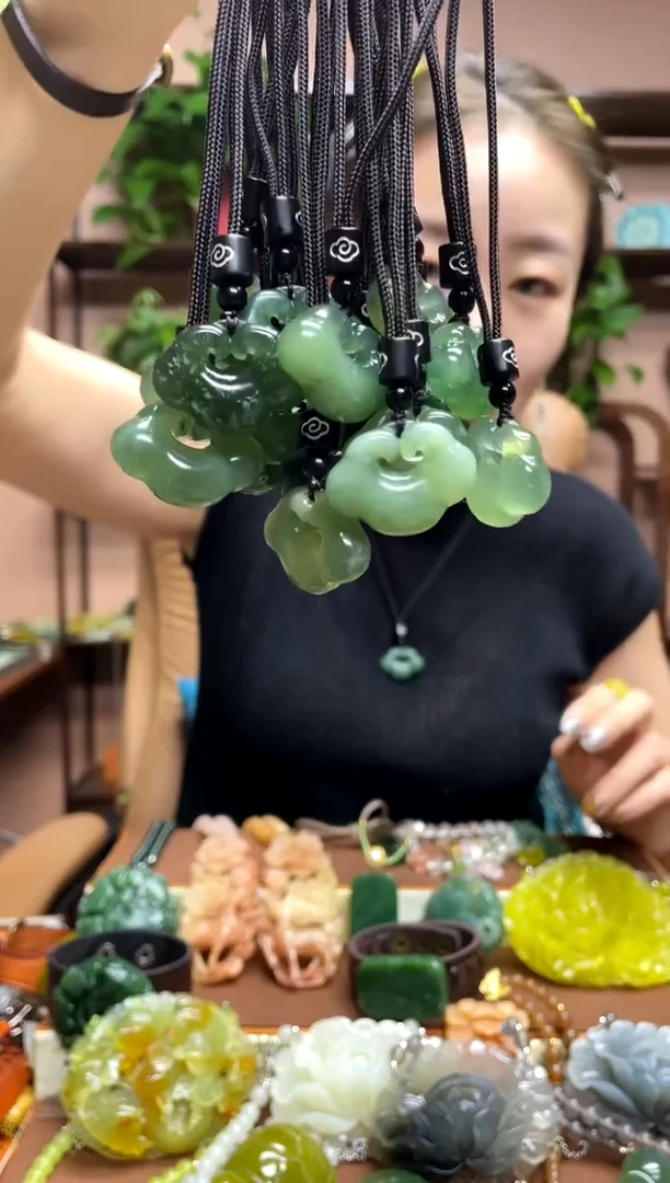 未镶嵌岫玉吊坠多样性发货发其中之一