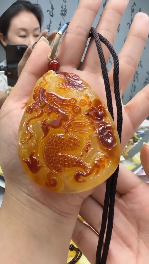 未镶嵌琥珀裸石如图
