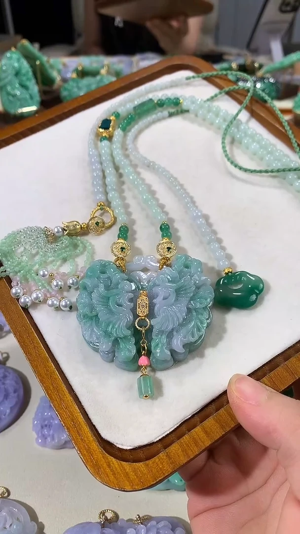 颈饰未镶嵌翡翠吊坠