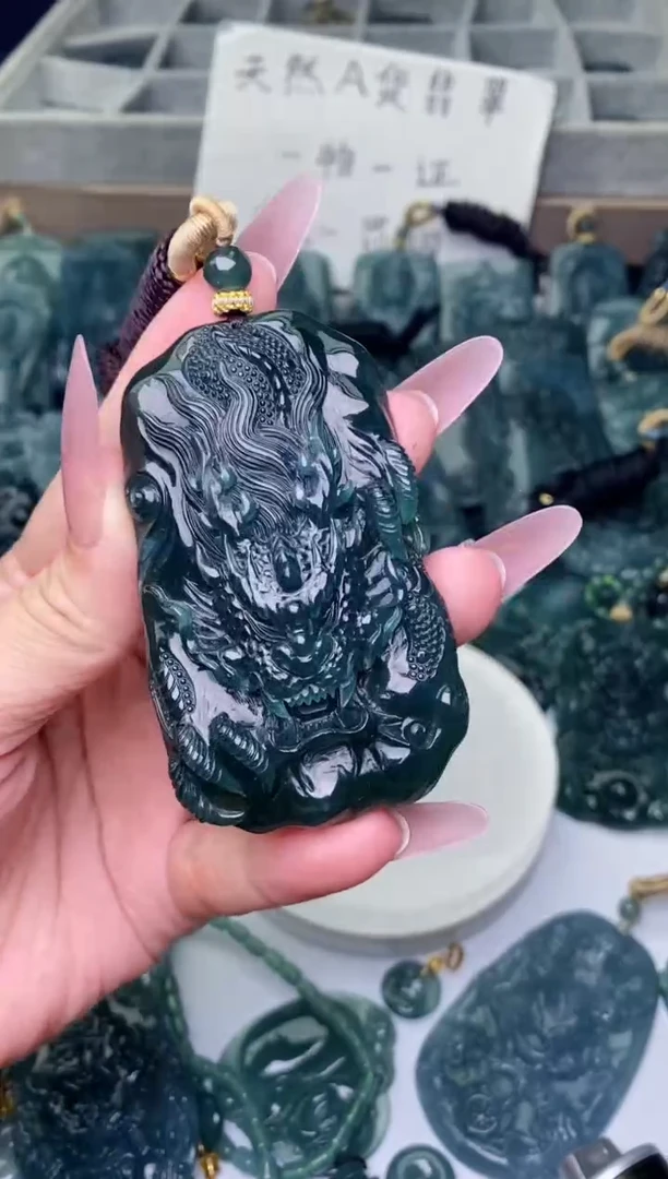 颈饰未镶嵌翡翠