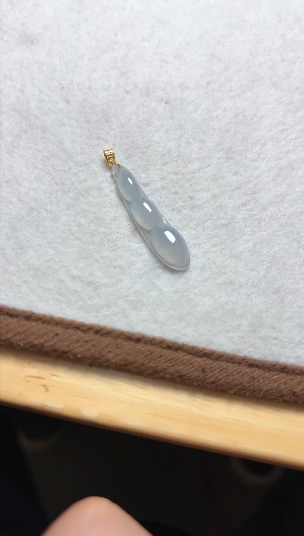 【闪购商品】翡翠吊坠(赠链)18K金镶嵌福豆