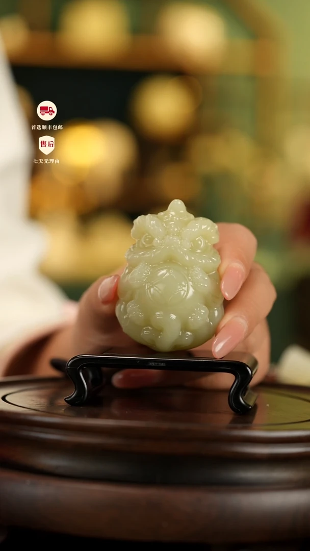 云南石竹叶青雕刻：醒狮抱球手把件