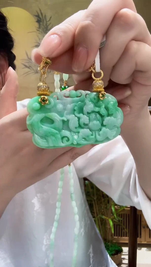 颈饰未镶嵌翡翠吊坠