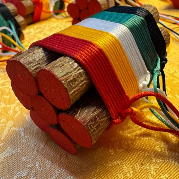 手工编织五彩绳桃木