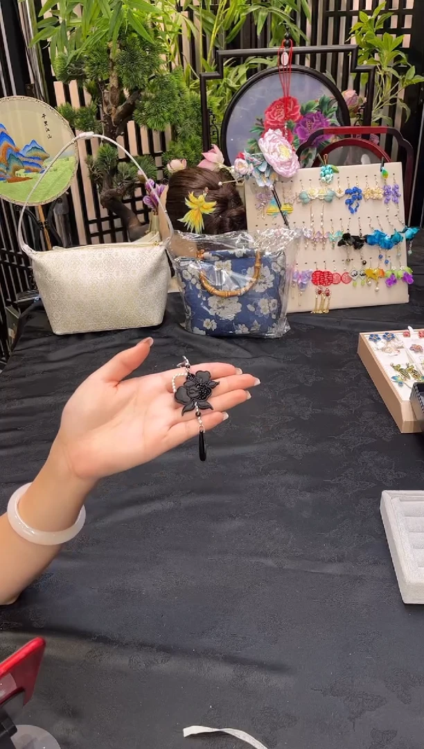 织绣阿*?非遗苏绣手工饰品