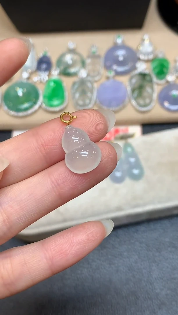 颈饰18K金镶嵌翡翠葫芦【无服务费