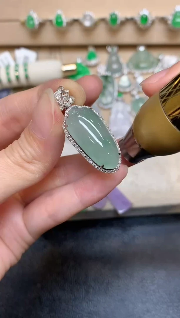 颈饰18K金镶嵌翡翠福瓜【无服务费