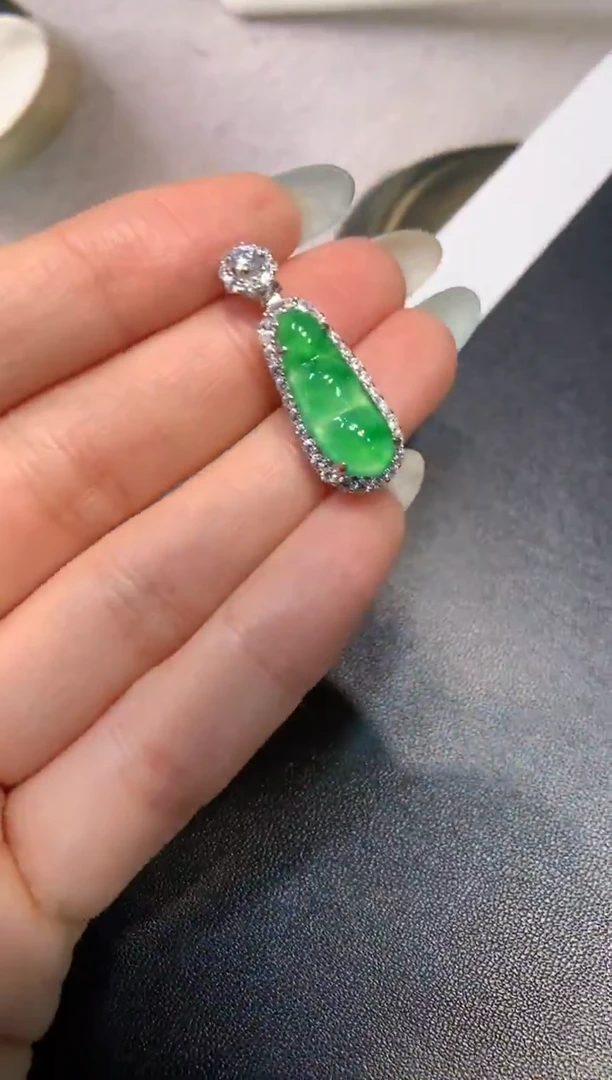 颈饰银S925镶嵌翡翠福豆