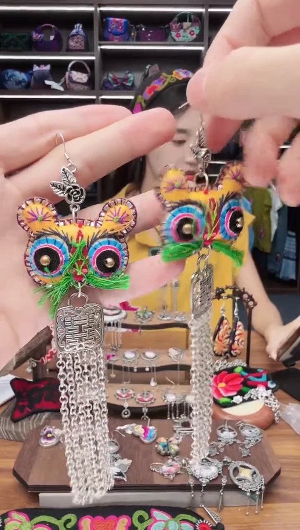 织绣158蒙阿苏苗绣传承店