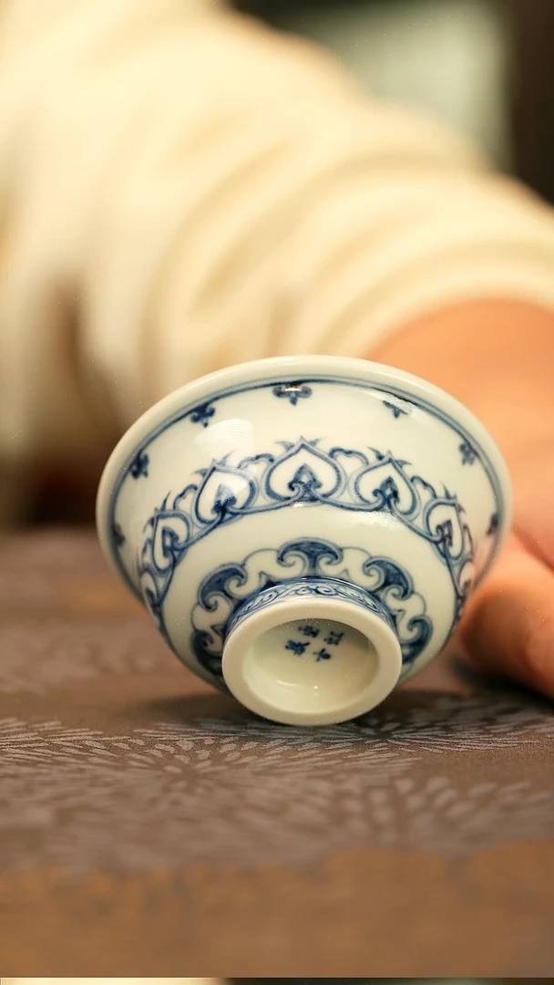 中式仿明青花宝象压手