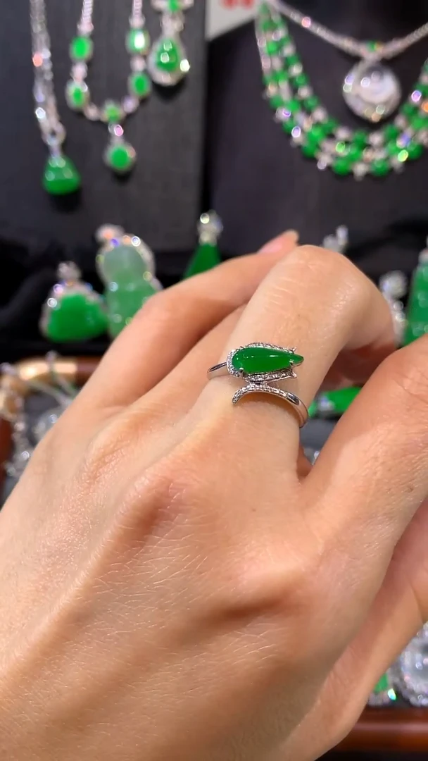 18K金镶嵌戒指翡翠戒指