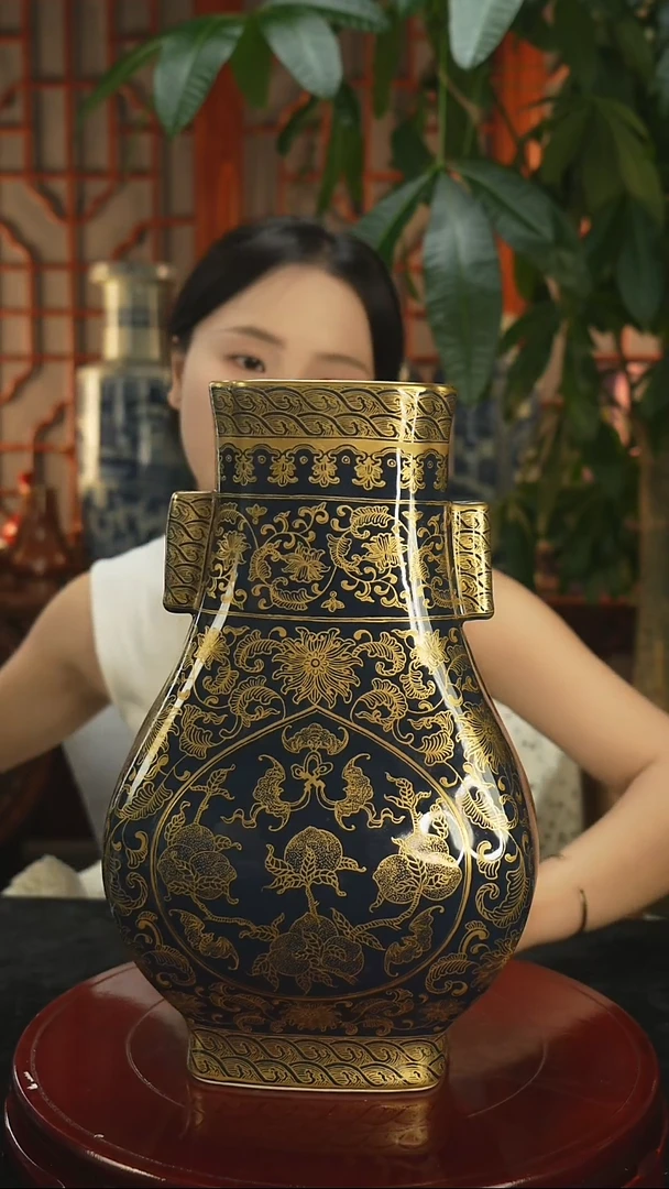 其他仿古瓷    霁蓝釉描金贯耳尊一只