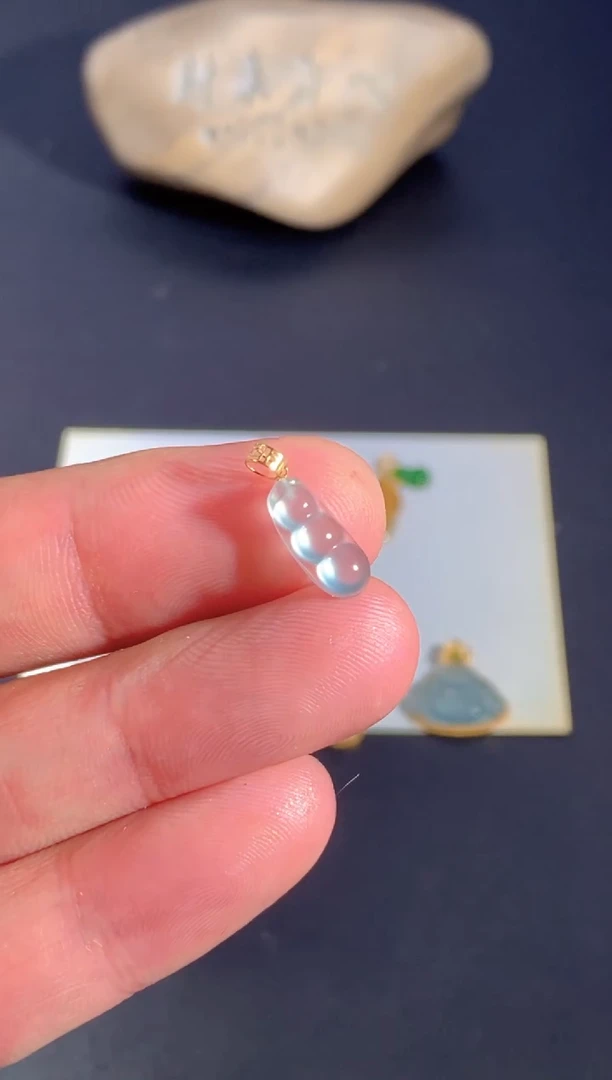 颈饰18K金镶嵌翡翠