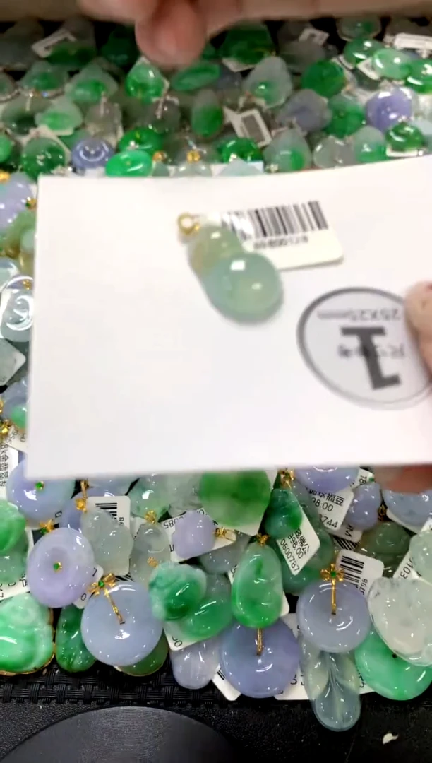 翡翠18K金镶嵌颈饰1111111111111111
