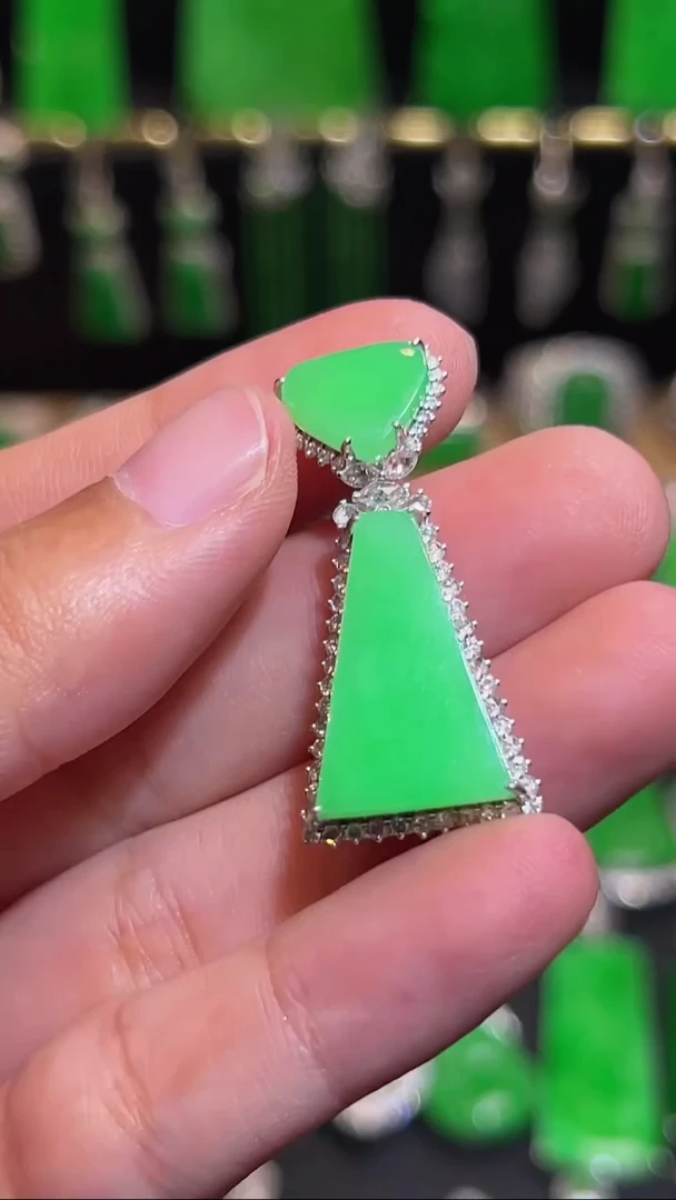 18K金镶嵌挂件翡翠吊坠