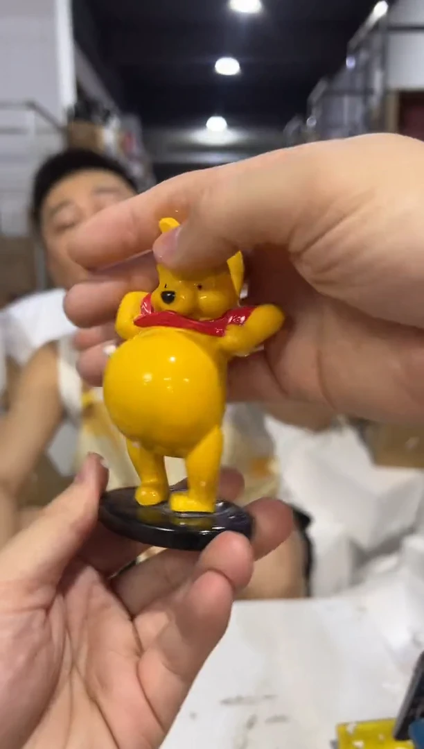 瓷片树脂维尼露肚皮摆件