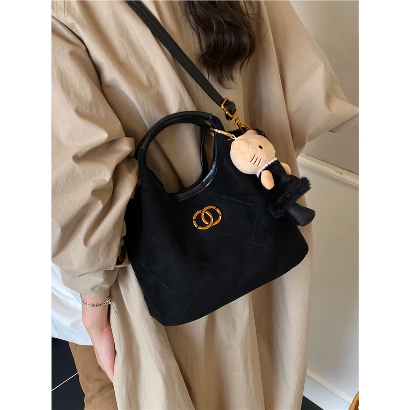 秋冬新款水桶包包2025女式新款高级感休闲手提包时尚潮通勤斜挎包