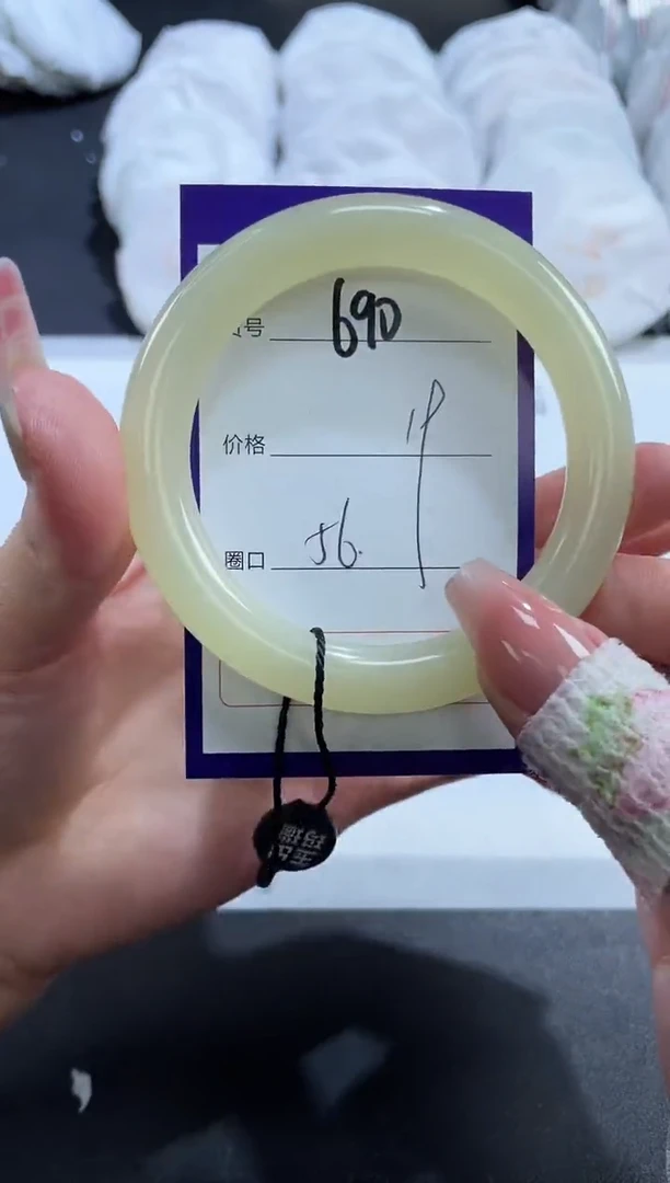 【闪购商品】石英质玉手镯未镶嵌690