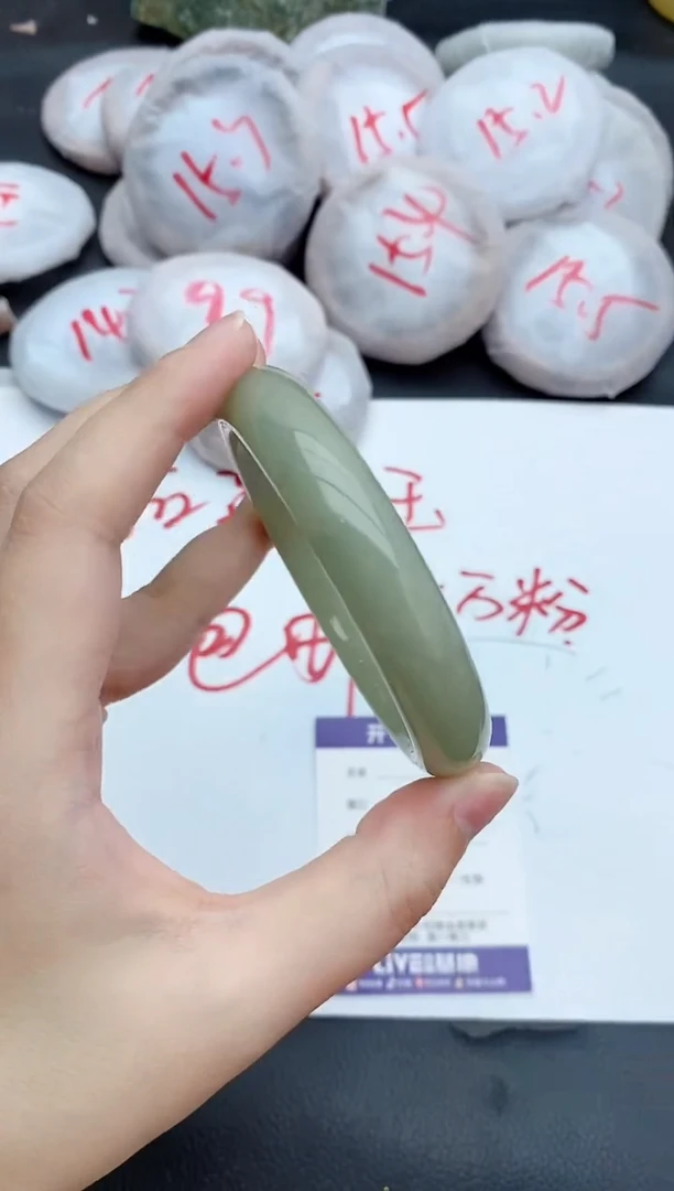 未镶嵌手镯石英质玉232+61.4