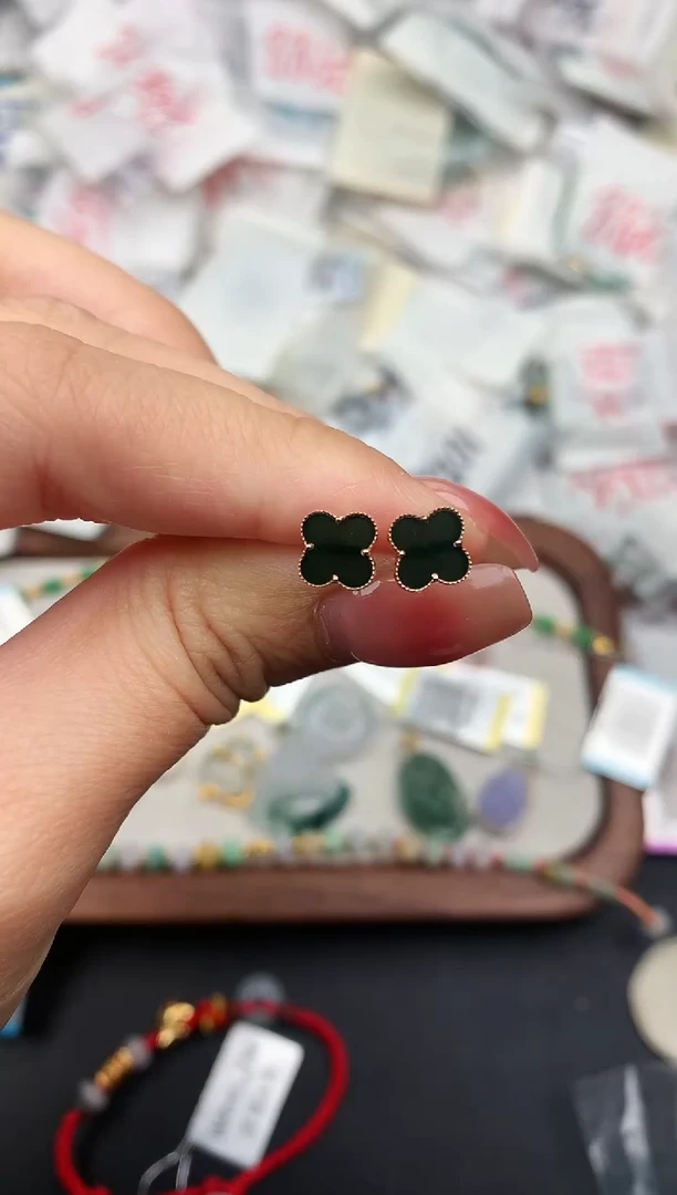 18K金镶嵌挂件翡翠1