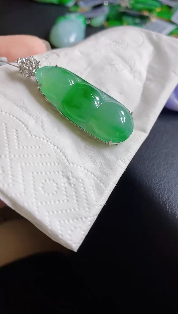 颈饰18K金镶嵌翡翠豆
