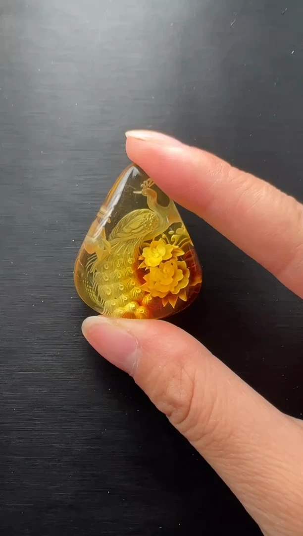 未镶嵌颈饰琥珀孔雀