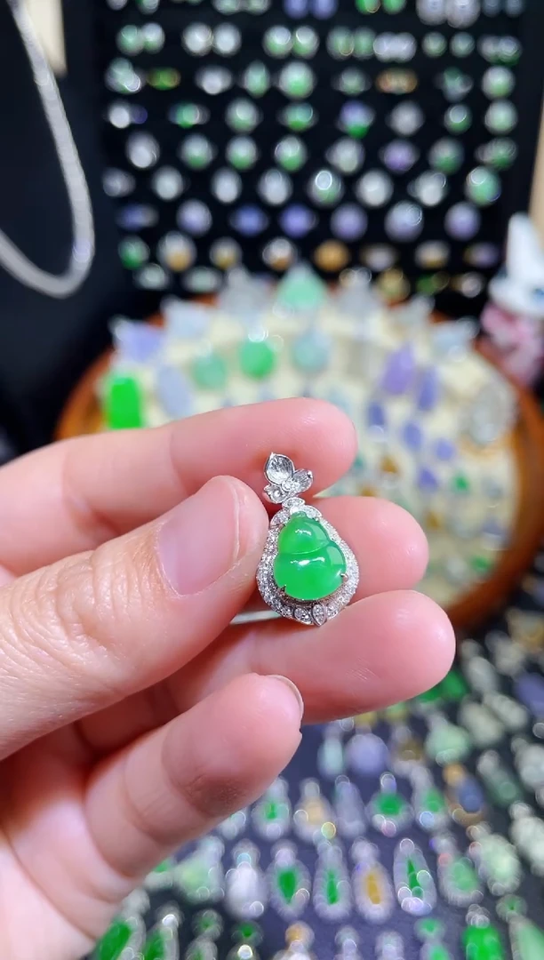 颈饰18K金镶嵌翡翠高冰满绿葫芦吊坠