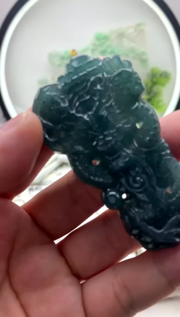 翡翠未镶嵌颈饰龙牌