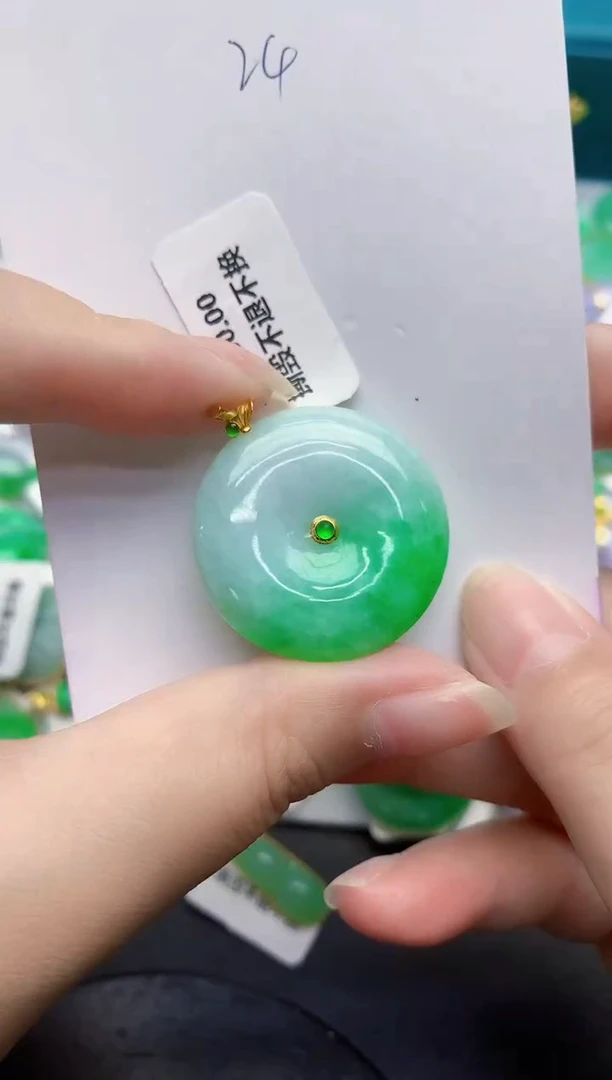 颈饰18K金镶嵌翡翠缅甸天然翡翠A货