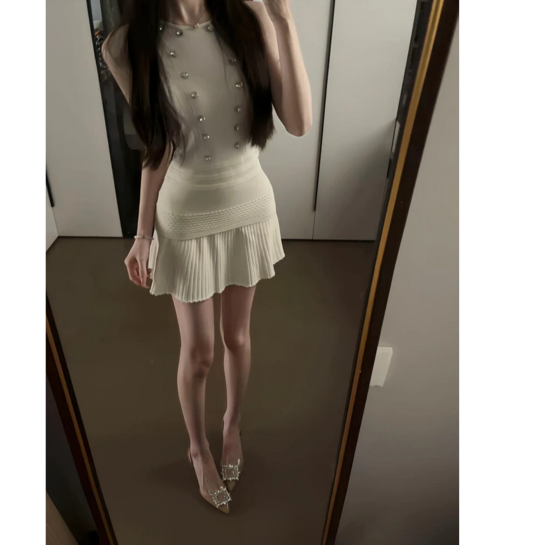 春夏新款时尚气质氛围圆领无袖排扣设计背心上衣搭半身裙显瘦套装