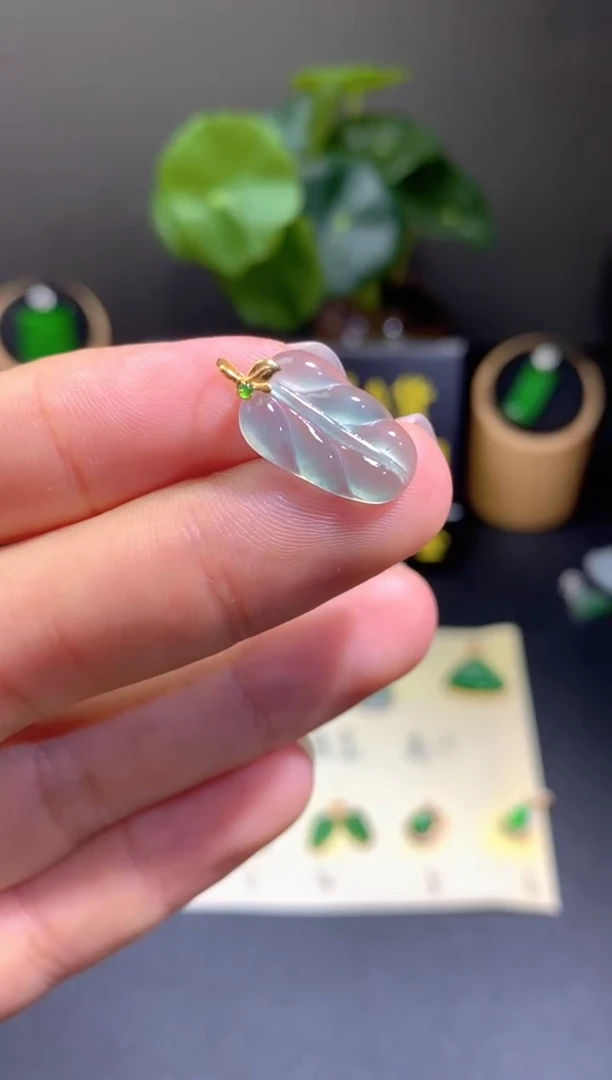 翡翠18K金镶嵌颈饰翡翠A货