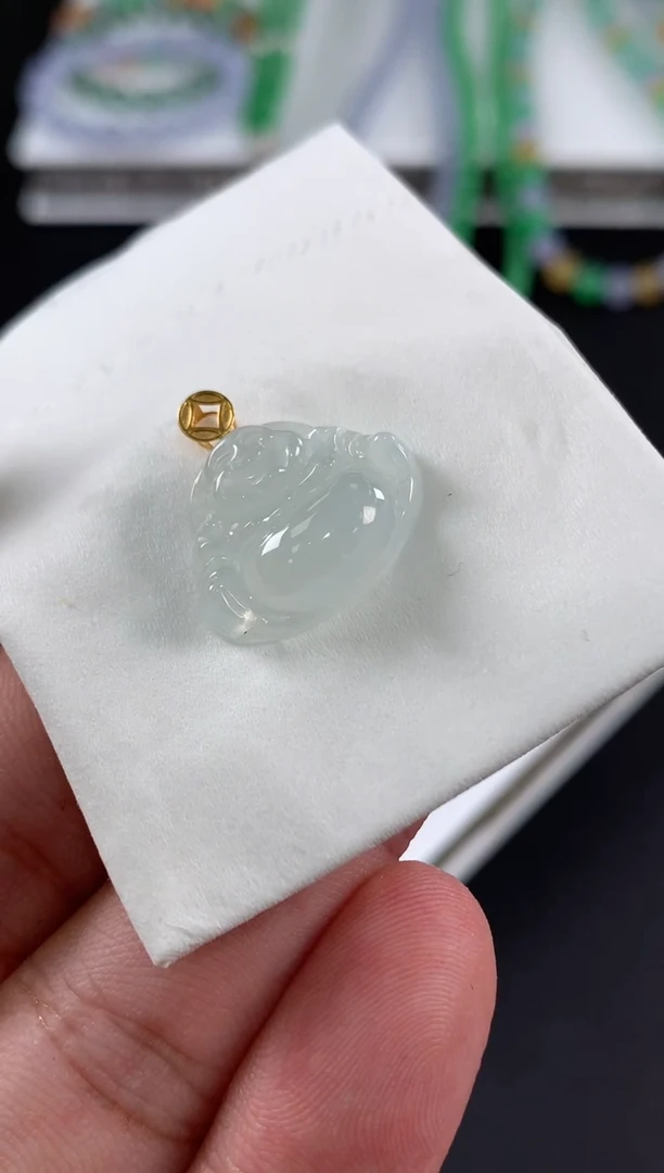 颈饰18K金镶嵌翡翠瞎**鱼翡翠