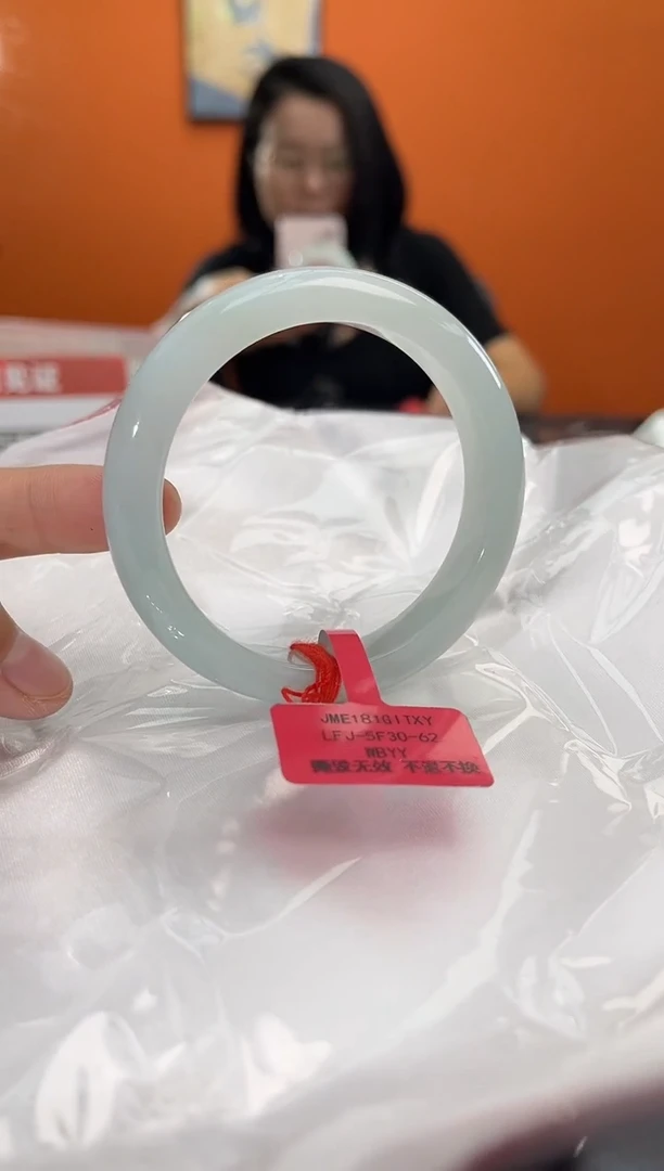 翡翠手镯未镶嵌翡翠手镯