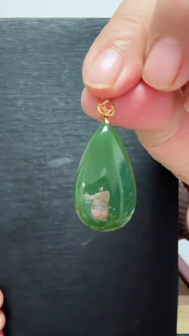 颈饰18K金镶嵌和田玉水滴