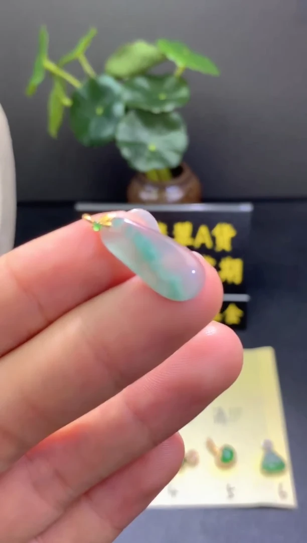 翡翠18K金镶嵌颈饰翡翠吊坠