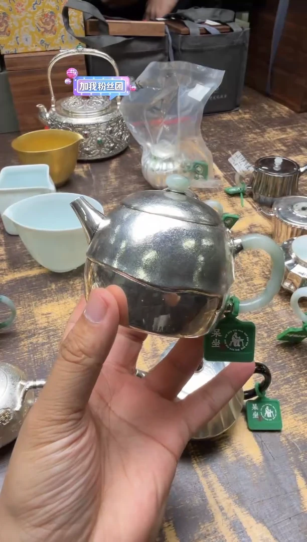 ?****师寸发标手敲雪花纹翡翠莲藤壶